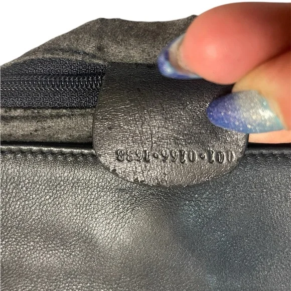 Elegant Black GUCCI Handbag with Bamboo Handle - Picture 4 of 9